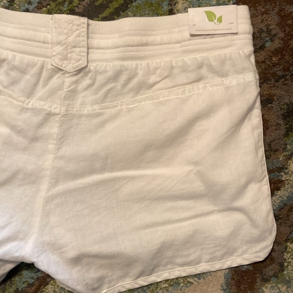 ⭐️ Linen by Basix of America White Shorts - Picture 9 of 15